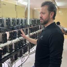 Lodewyck Berghuijs, PDG de Pantheon Mining, devant un rack de machines minières Bitcoin.