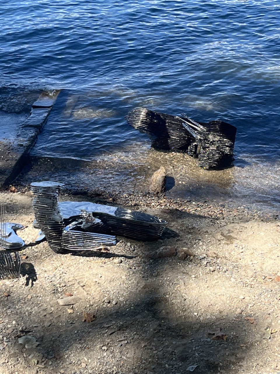 Broken pieces of the Satoshi statue found in Lake Ceresio | Source: Link Floyd
