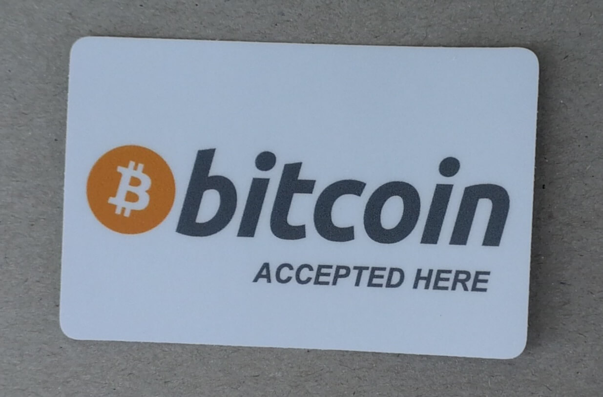 Забыл биткоин. Вывеска криптовалюта. Bitcoin accepted here. Стикер кредит. We accept Bitcoin.