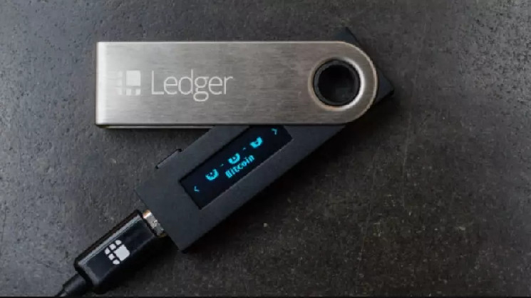 Пользователь Ledger потерял биткоины и NFT на $2,5 млн