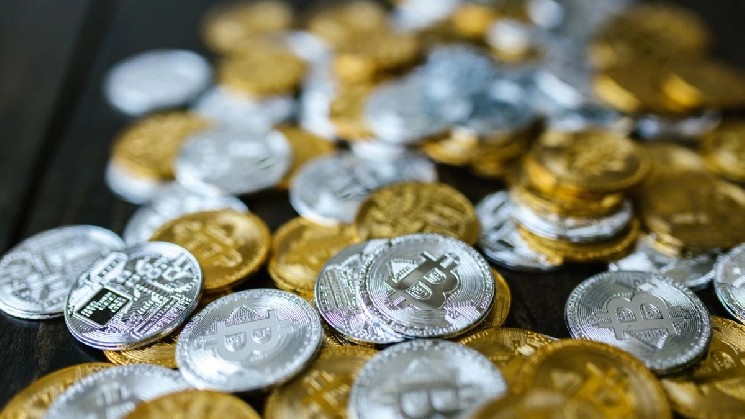 ARK Invest Sees Turning Point for Bitcoin as Gold Weakens