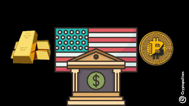 золотой слиток и биткоин рядом флаг США