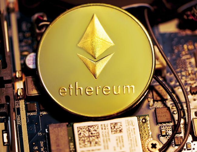 Ethereum столкнулся с 43%-ным падением активных адресов. Что происходит?