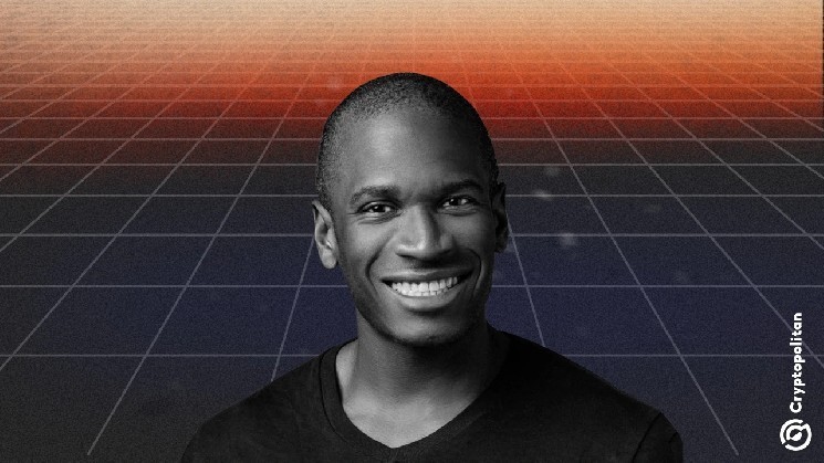 Артур Хейс говорит, что Стабкинс финансирует «фашистского Трампа» Трампа