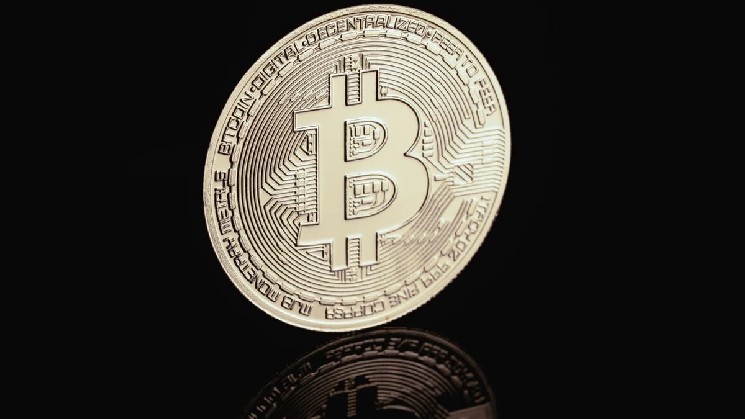 Bitcoin Stresses Security as 17.7K BTC Shifts to Coinbase