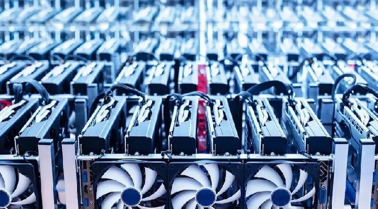 Квартирантка устроила майнинговую ферму прямо на балконе съемного жилья Квартирантка устроила майнинговую ферму прямо на балконе съемного жилья