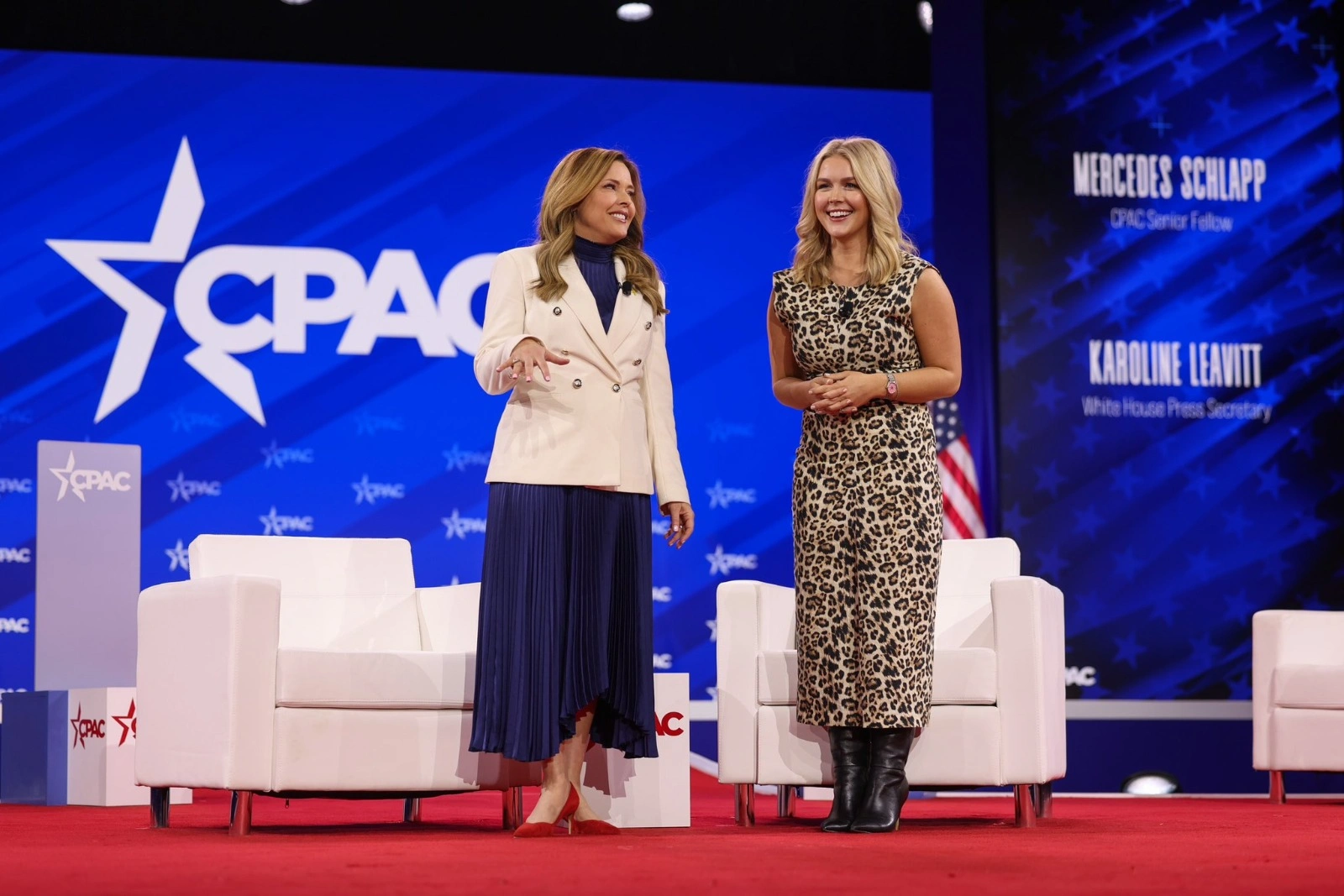 Photo de la secrétaire de presse de la Maison Blanche, Karoline Leavitt, sur scène au CPAC avec Mercedes Schlapp, ancien conseiller stratégique WH pour le président Trump