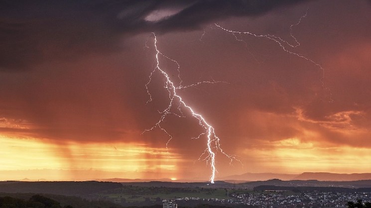 Квадратный флаг для сети Lightning с доходом 9,7% на биткойнах