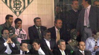 El expresidente del Sevilla sentado junto al busto de Lopera en el palco del Benito Villamarín en 2007.