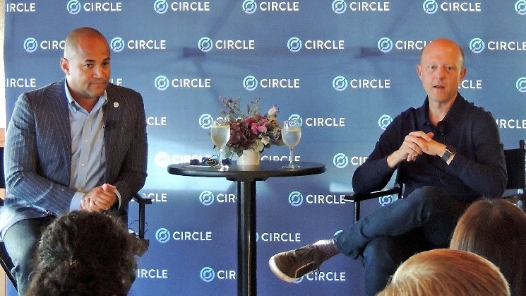 Circle исследовал потенциальную продажу в 5 млрд долларов для Coinbase или Ripple вместо IPO: Отчет