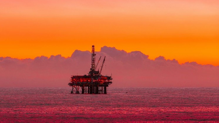 Влияет ли нефть на курс биткоина? И да, и нет