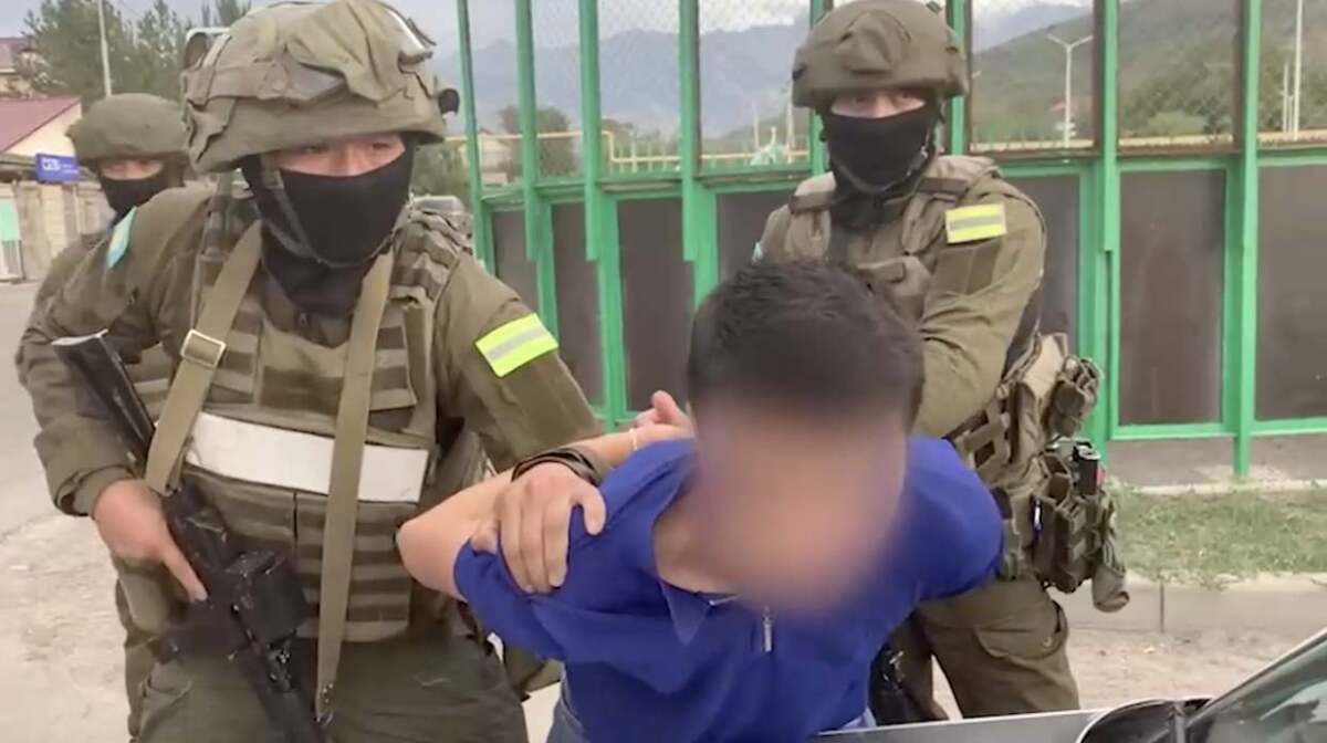 В Казахстане задержали бандитов, «крышующих» подпольных майнеров