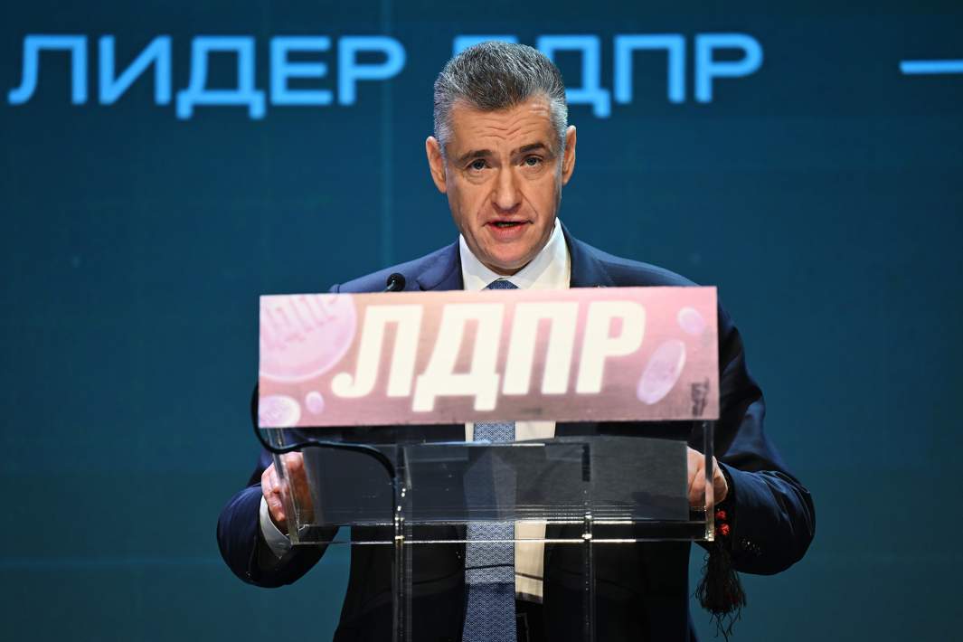 Председатель ЛДПР Леонид Слуцкий выступает на пленарной сессии Первого политического криптофорума ЛДПР