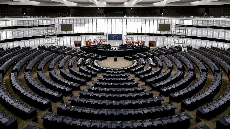 Парламент ЕС принимает пакет правил по борьбе с отмыванием денег, а также контролирует криптовалюту