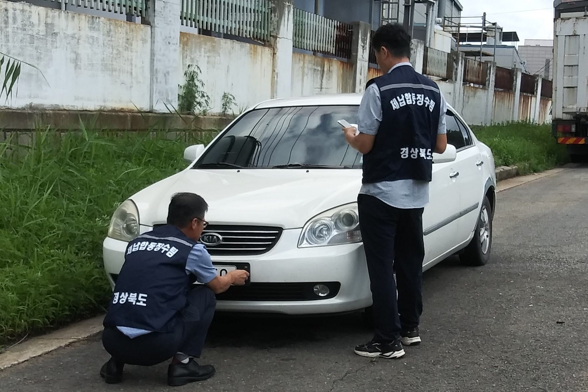 Должностные лица местных властей Ёнчхона сняли номерной знак автомобиля в рамках конфискации активов, связанных с неуплаченными налогами.