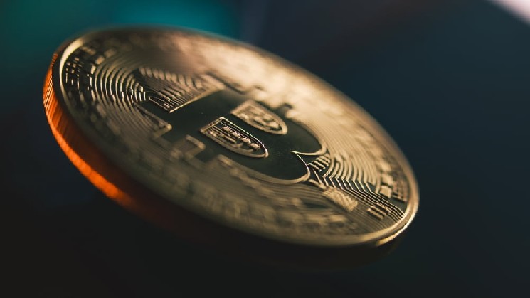 Кто держит больше биткойна: стратегия BlackRock или Michael Saylor?