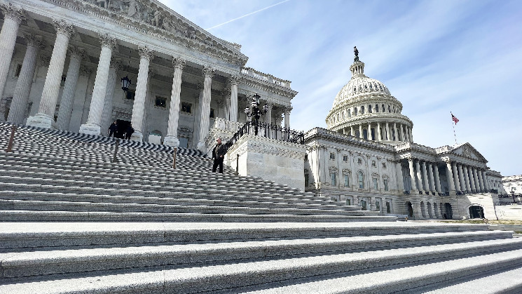 Сенат США проголосовал за отмену политики SEC по учету криптовалют, проверяя угрозу вето Байдена