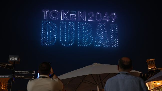 Рекордные 1500 светодиодных беспилотников зажигают Дубай на Token2049, организованные собаками и Notcoin