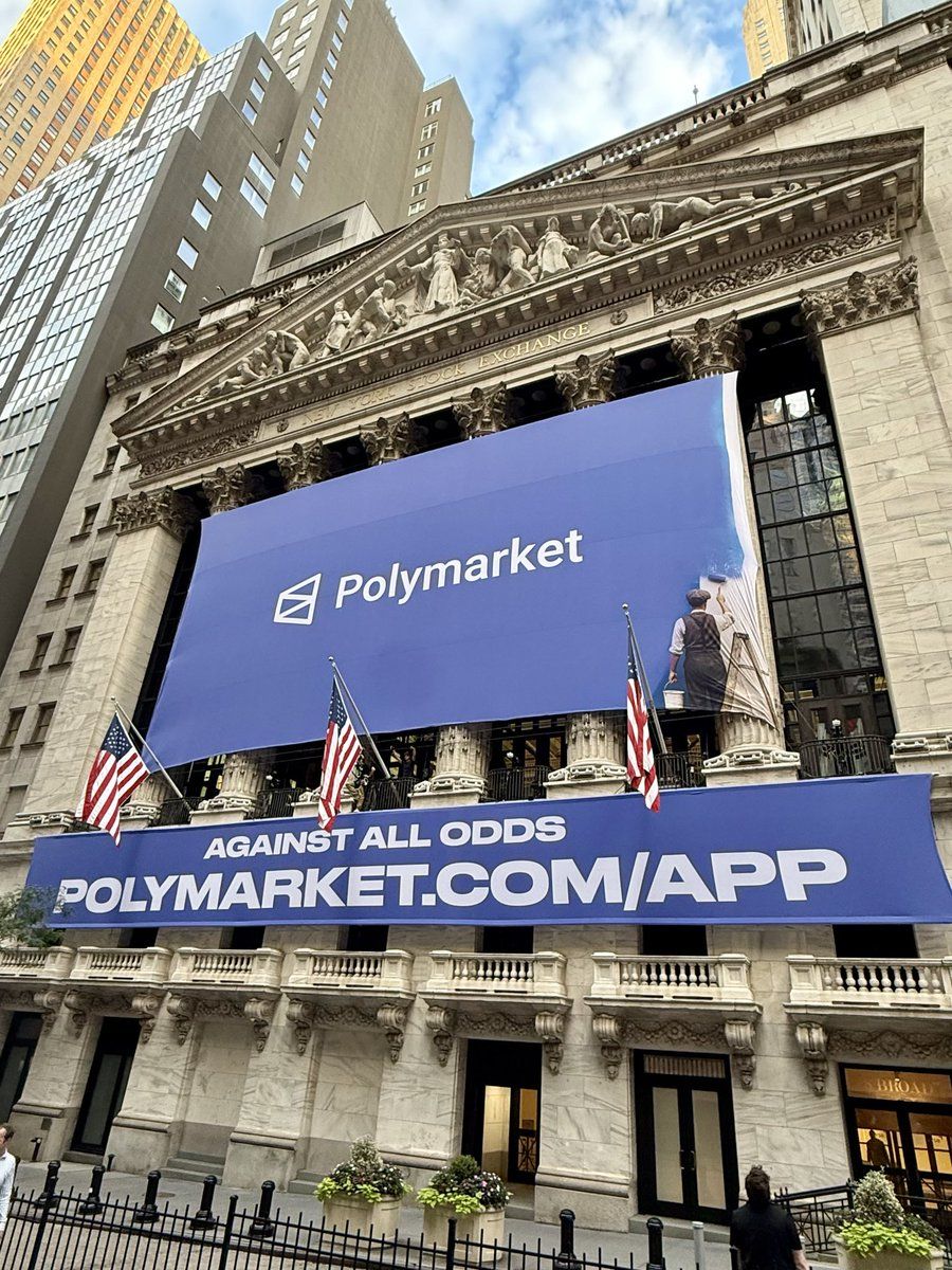 صورة على مستوى الشارع لمبنى البورصة مع لافتات وعلامات Polymarket
