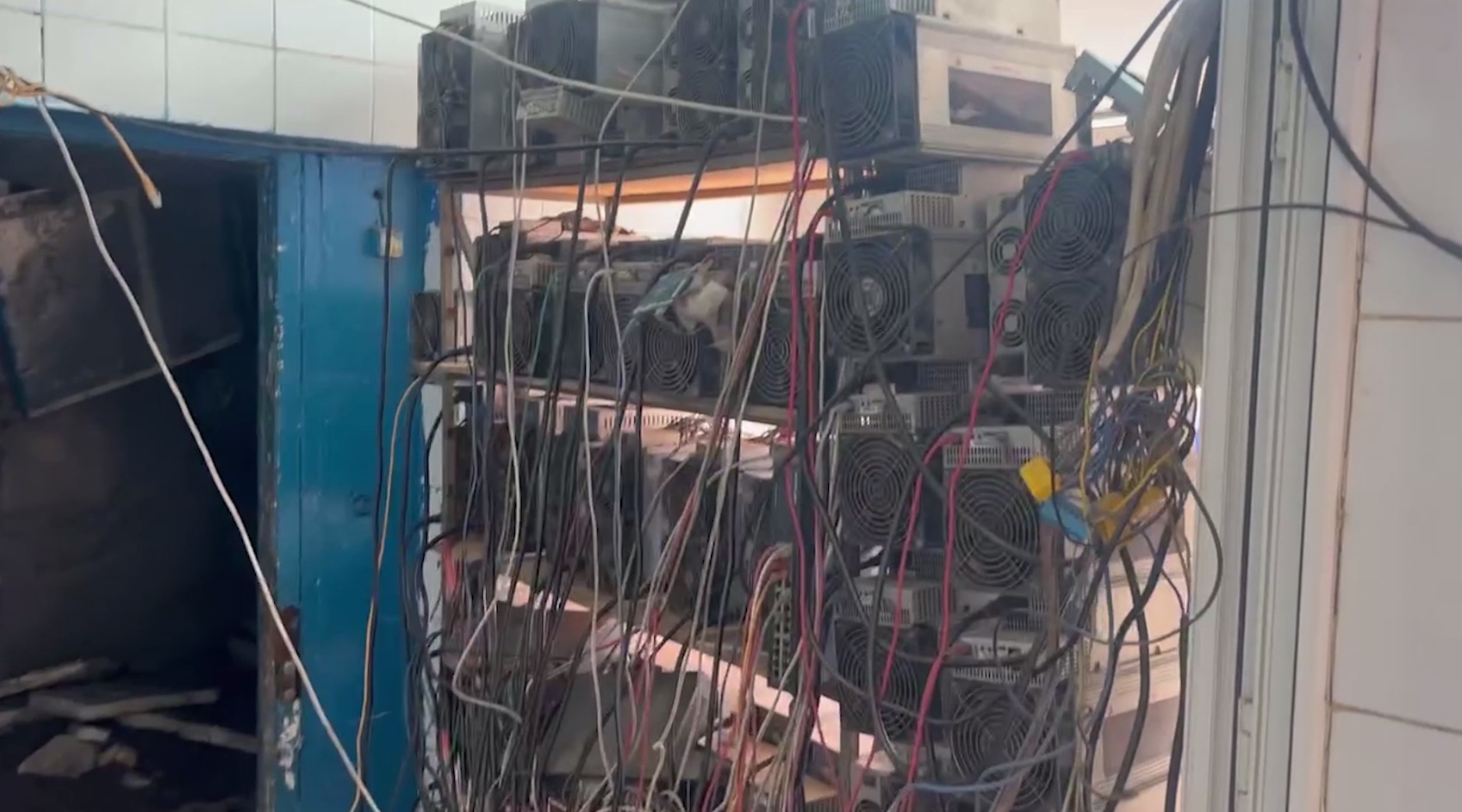 Полиция Запорожской области ликвидировала незаконную майнинг-ферму Полиция Запорожской области ликвидировала незаконную майнинг-ферму