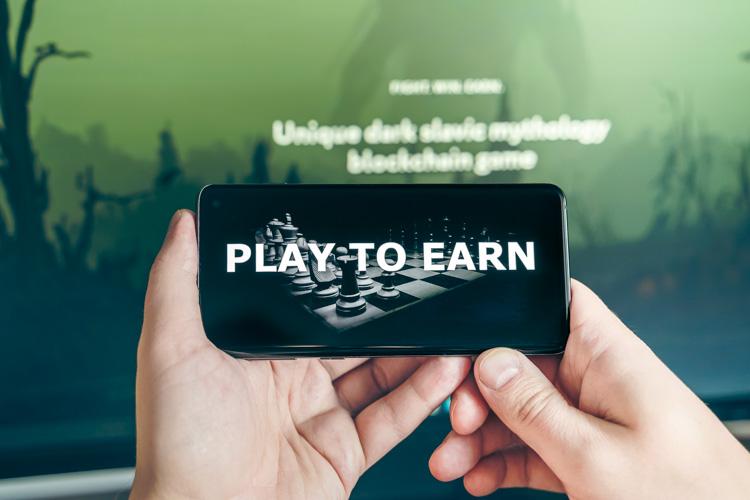 Что такое Play-to-Earn и как можно заработать в NFT и блокчейн играх