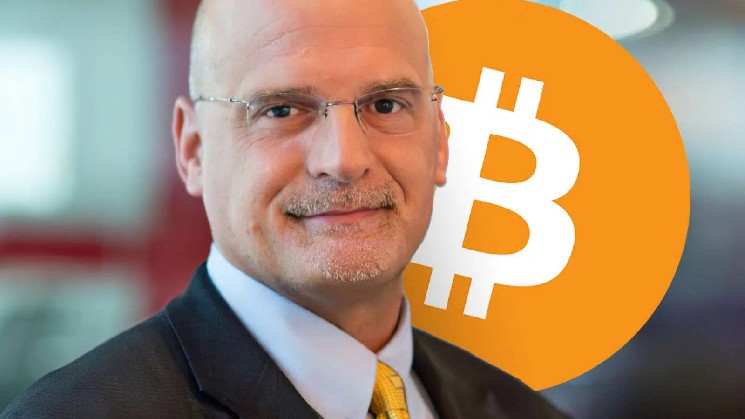 Прогнозы биткоина от аналитика Bloomberg Макглоуна: «К утру понедельника…»