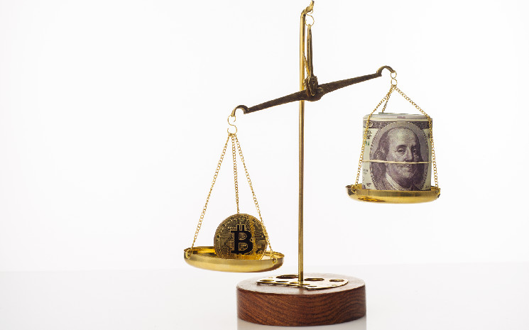 весы, на одной чаше которых рубль, а на другой - биткоин