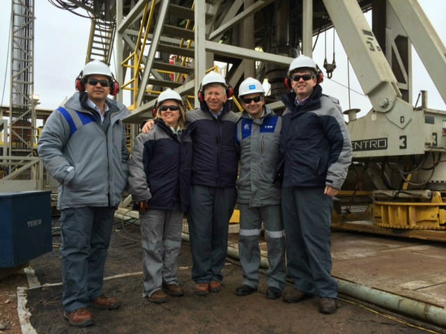 Руководители YPF, высокопоставленные правительственные чиновники и представитель посольства США посещают нефтяное месторождение Вака Муэрта в Западной Аргентине.